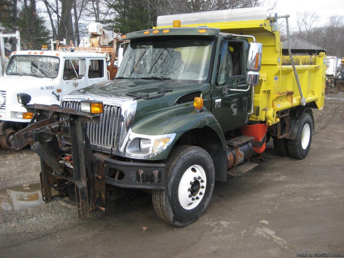Photo international plow dump sander truck
