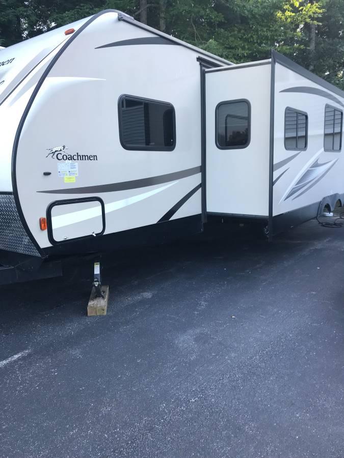 Photo Like New! 2017 34 ft. Coachman Freedom Express w/slide