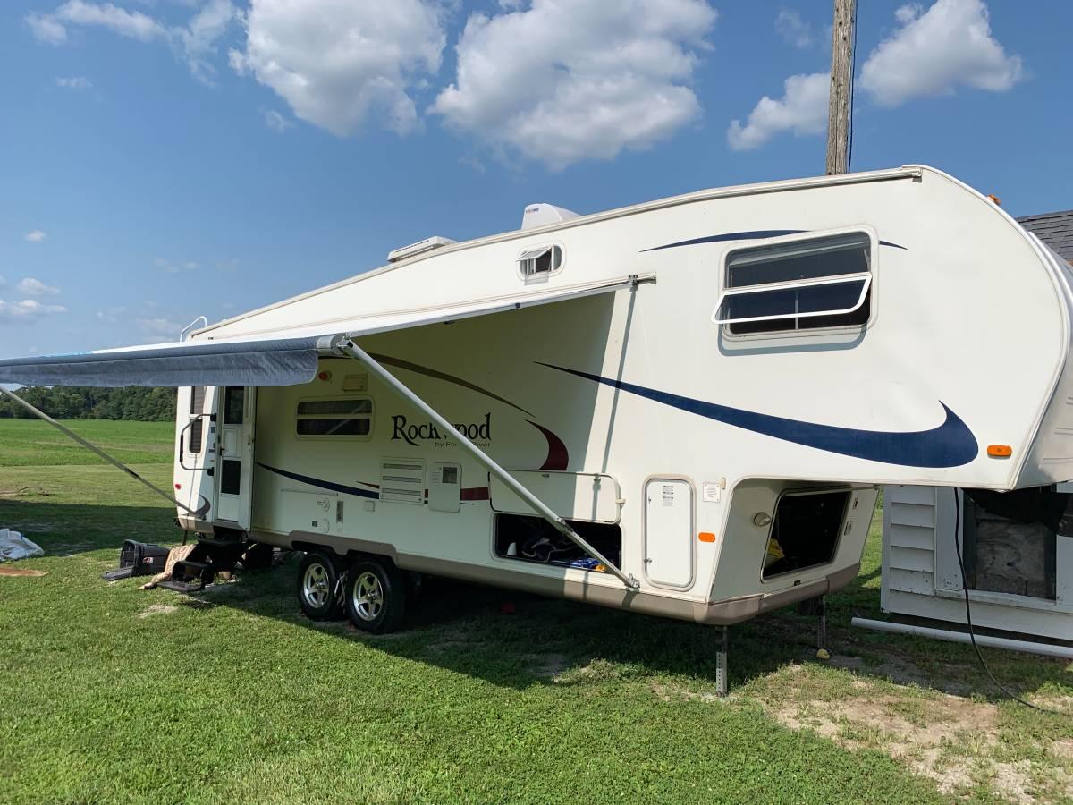 Photo Newly Updated! 2006 28 ft. Forest River Rockwood Signature 8283SS