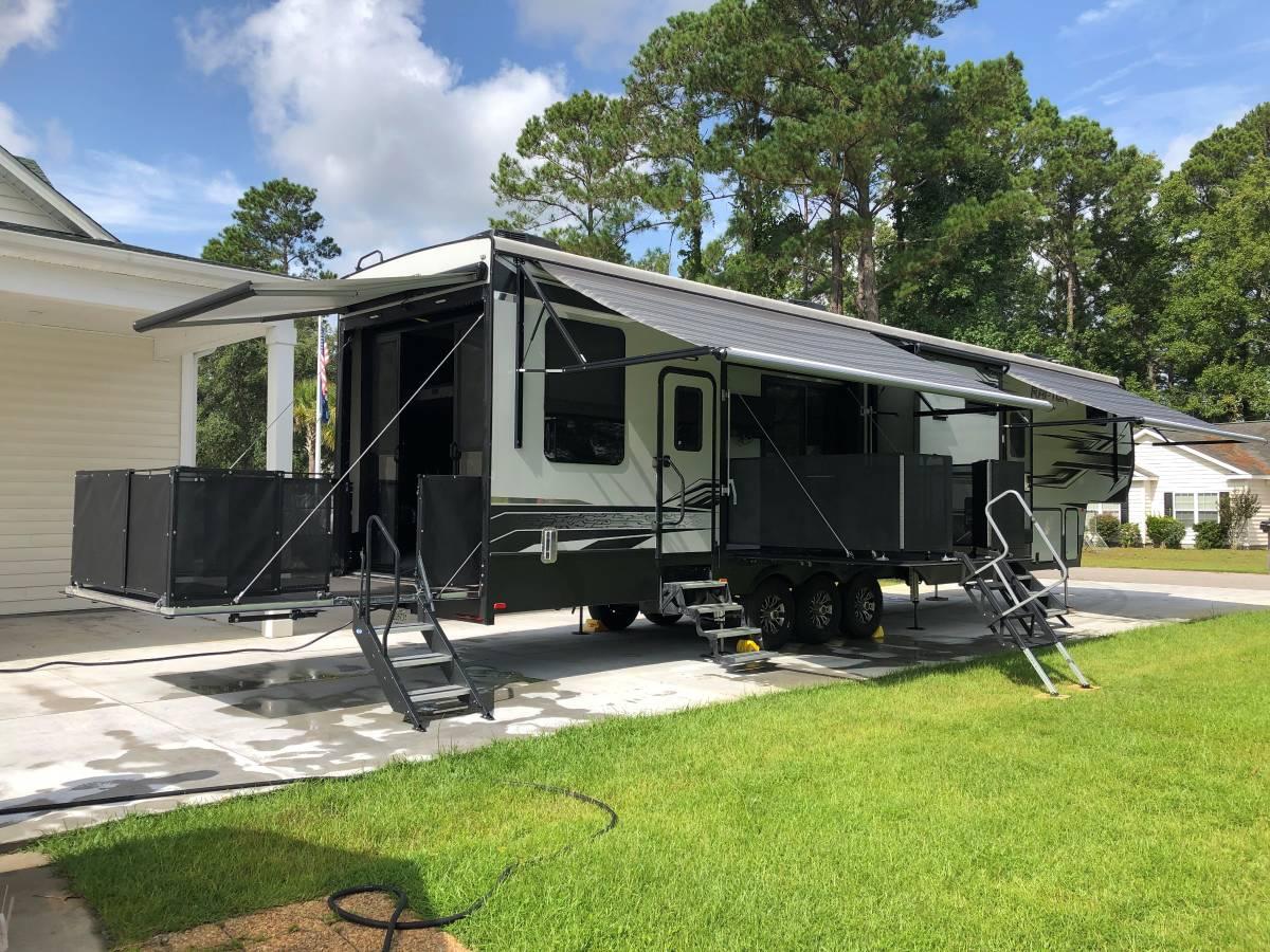 Photo Like new! 2018 44 ft. KEYSTONE RAPTOR 428SP w/3 slides