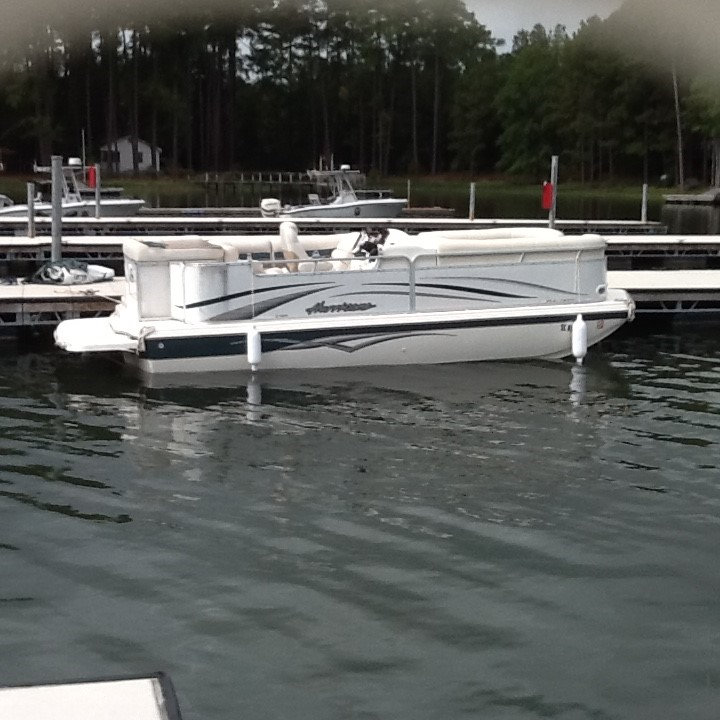 Photo 2006 Hurricane 218 RE deckboat with 5.0 Volvo. No trailer.