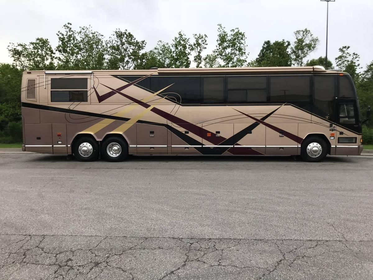 Photo Excellent condition! 1999 45 ft. Prevost Featherlite H3-45