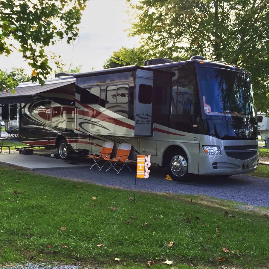 Photo Like New very low miles! 2014 38 ft. Winnebago Sightseer 35G