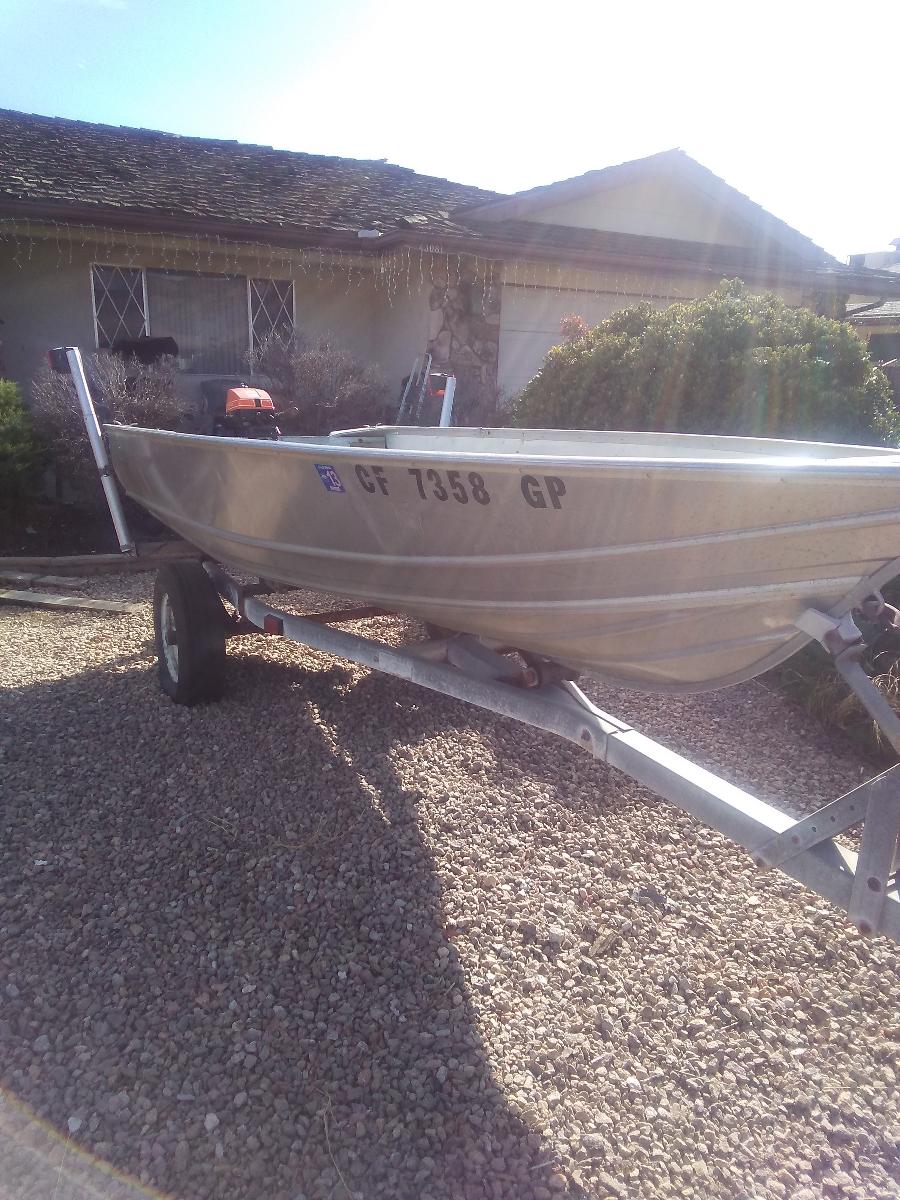 Photo 12 Foot Aluminum Boat w/ Motor