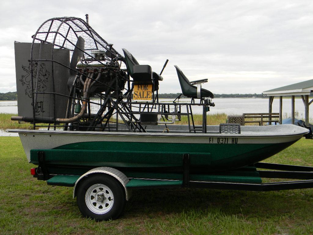 Photo Airboat and trailer