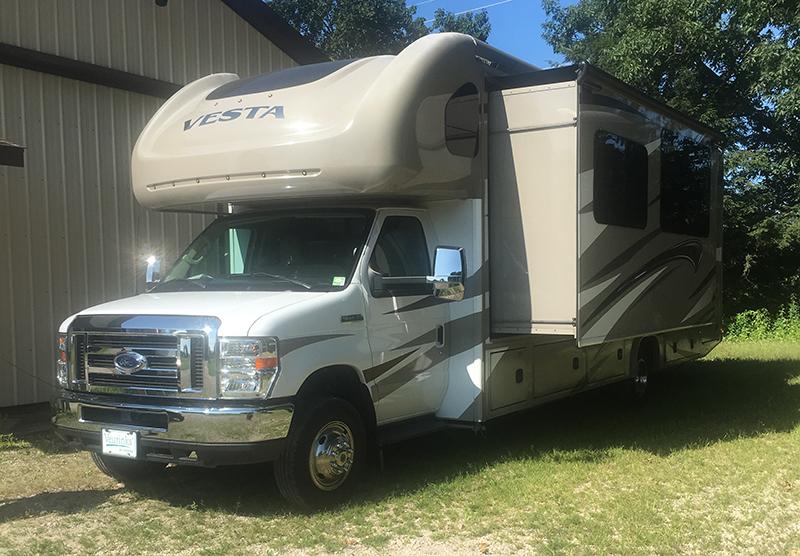 Photo Like new! 2017 31ft. Holiday Rambler Vesta w/2 slides