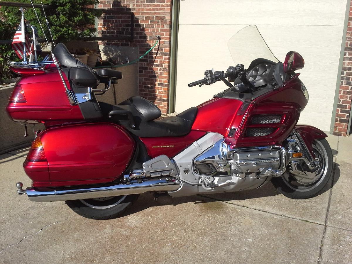 Photo 2003 Honda Gold Wing and trailer