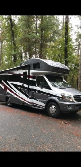 Photo Winnebago Navion Motorhome 24G