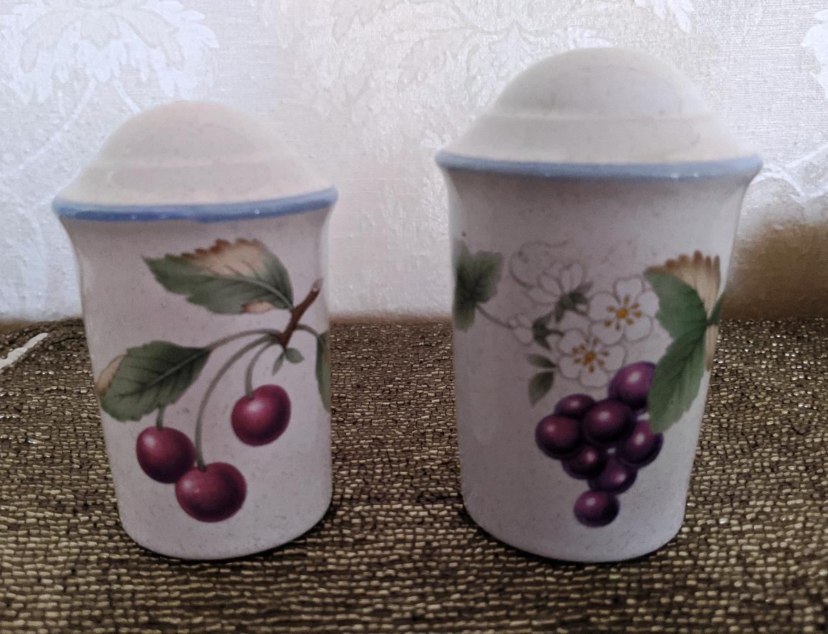 Photo Savoir Vivre Luscious JJ017 Salt & Pepper Shaker Set Blue White Fruit