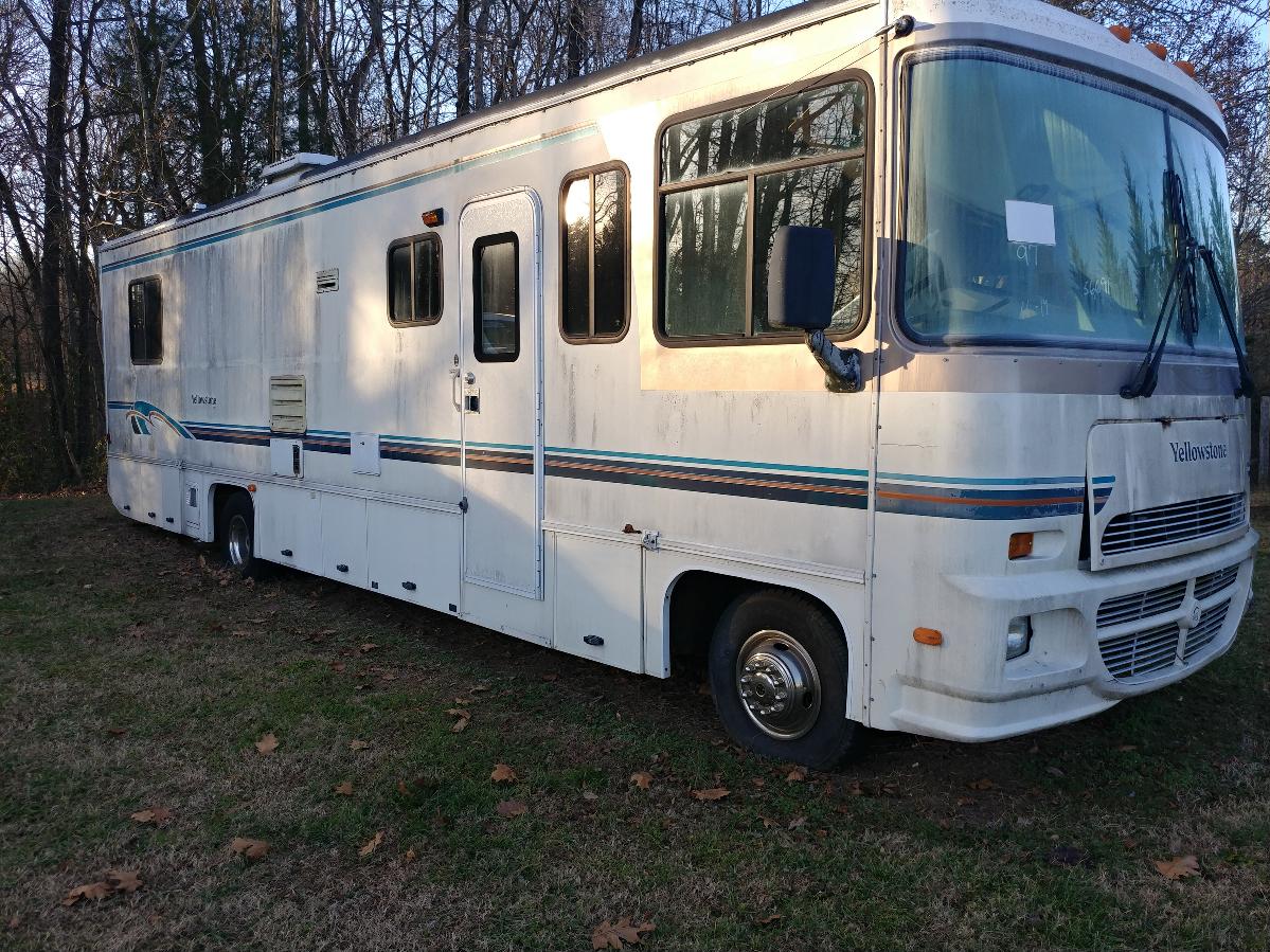 Photo 1997 Yellowstone Motor home.... whole for parts only