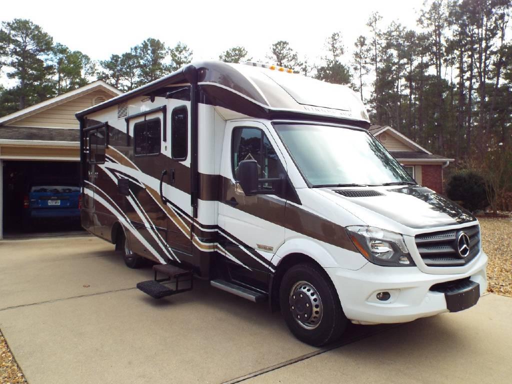 Photo 2016 Winnebago NAVION 24V