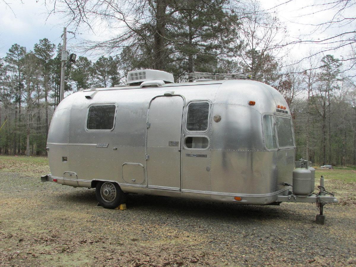 Photo Classic RV 1973 airstream Globetrotter Camper