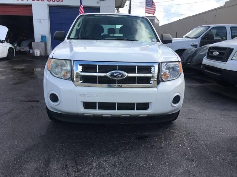 Photo FORD F-150 Lariat, 4 Door Crew Cab, 6.5 Foot Bed. White/Grey 130k Miles, Extra-Clean, Clean Car Fax! Keith: 754-265-5049