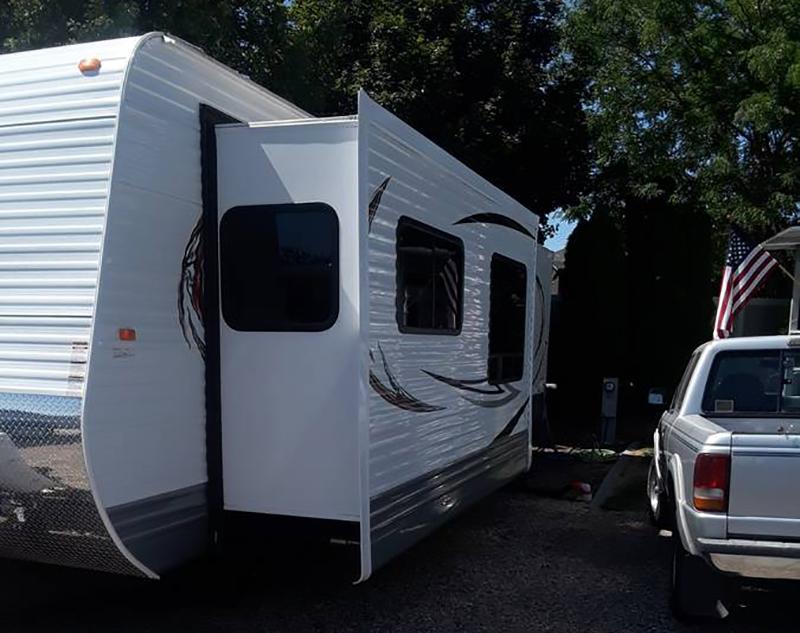 Photo Like New! 2018 HY-LINE Premier 35 w/slide